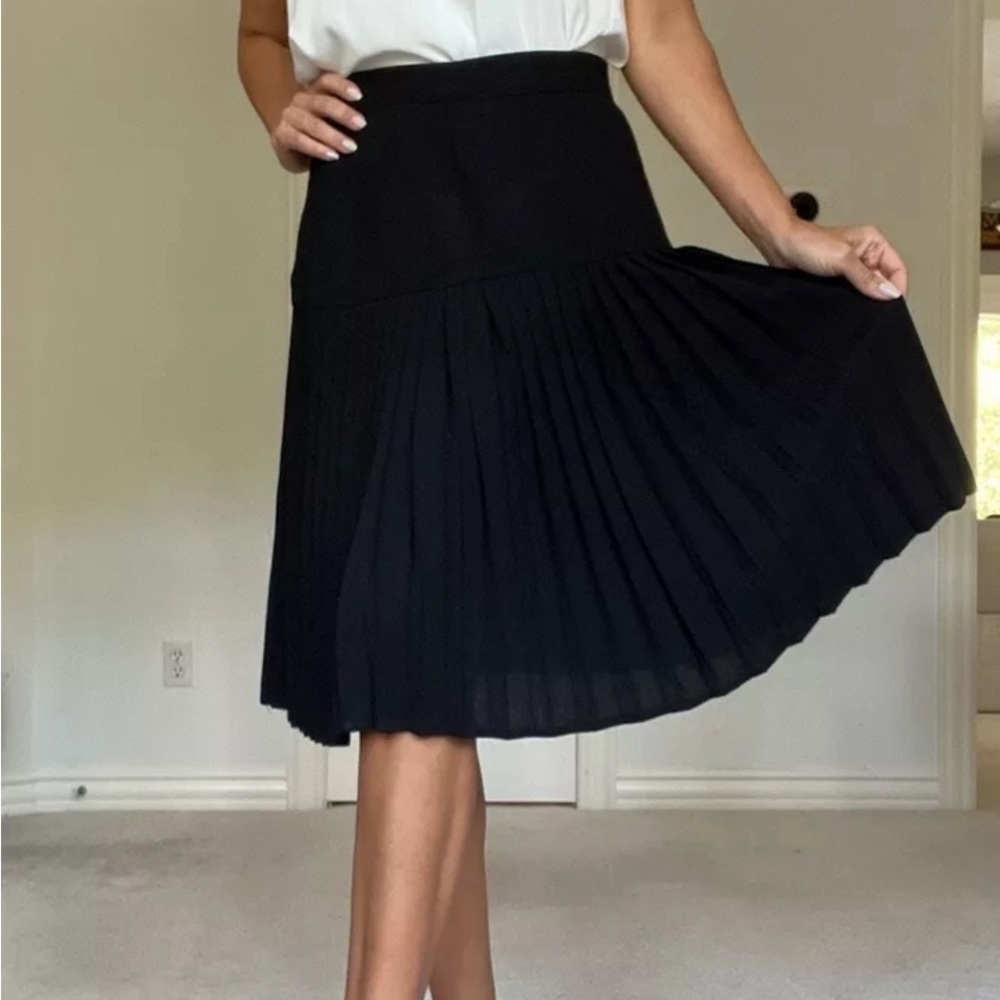 VALENTINO Vintage - Elegant Black Wool Pleated Skirt. Size 14.